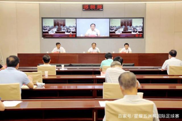 火箭队分享照片：欧文与昔日队友亲密互动